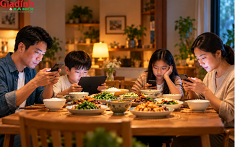 Bữa cơm không màn hình: Đừng để người thân cô đơn ngay bên mâm cơm gia đình