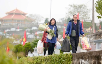 Tranh thủ cuối tuần, người dân tất bật sắm cành đào, chậu cúc đưa lên nghĩa trang tảo mộ, mời tổ tiên về đón Tết