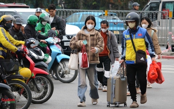 Hà Nội: Người dân 'tay xách nách mang' về quê đón Tết, cửa ngõ Thủ đô ùn tắc