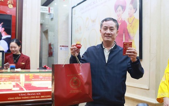 Cụ ông 70 tuổi ở Hà Nội và thói quen hơn 20 năm xếp hàng từ đêm, chờ mua vàng ngày vía Thần Tài