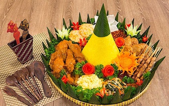 Người Indonesia tìm sự an yên ngay từ bữa cơm đầu năm