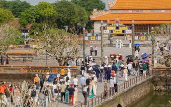 Dòng người đổ về di tích Huế trong ngày mở cửa miễn phí cho công dân Việt Nam