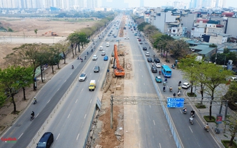 Hà Nội: Hiện trạng đường Võ Chí Công sau khi tháo dỡ dải phân cách để thi công kênh Thụy Phương