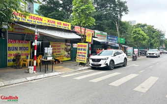 Hà Nội: Bất chấp rào chắn và biển cấm, trật tự đô thị tại phường Cầu Giấy bị 'thách thức' nghiêm trọng