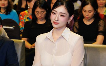 Sơ mi xuyên thấu thanh lịch, nổi bật như Lương Thùy Linh