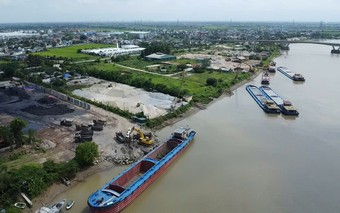 'Ma trận' bến bãi và những 'mố cẩu' đầy dấu hỏi ven sông Luộc ở Hưng Yên