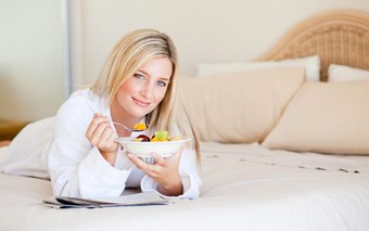 Ăn gì để ngủ ngon? 8 thực phẩm có sẵn trong bếp giúp cơ thể dễ đi vào giấc ngủ hơn