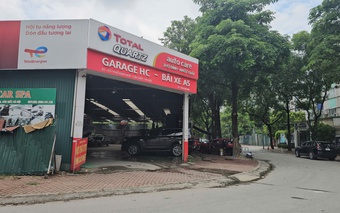 Hà Nội: Đất công quây rào, cắm biển 'cấm vi phạm' nhưng gara ô tô vẫn tấp nập kinh doanh