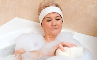 4 sai lầm khi tắm khiến người sau 50 tuổi dễ đột quỵ