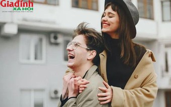 Không cần nói 'em yêu anh', phụ nữ có tình cảm thường vô thức có 3 hành động này 