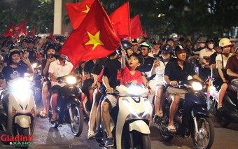 Hà Nội rực rỡ sắc đỏ, hàng vạn người hâm mộ xuống đường ăn mừng chiến tích của đội tuyển Việt Nam