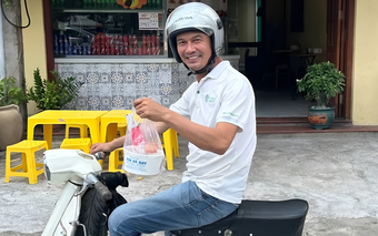Nam diễn viên hài mở quán lẩu ở quê, tự chạy xe giao hàng hiện sống ra sao?