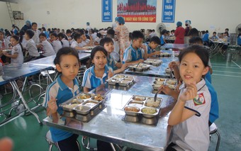 Hà Nội: Cận cảnh suất ăn bán trú trường Tiểu học Quảng Bị 1 sau lùm xùm bị nghi dùng 'thịt ôi', 'tóp mỡ'