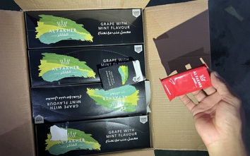 Cận cảnh hàng trăm ngàn bao thuốc nghi vấn shisa màu sắc bắt mắt vừa bị 'tóm gọn'