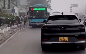 Đi ngược chiều trên phố ở Hà Nội, tài xế nhận cái kết