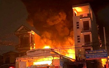 Xưởng chứa nhạt nhựa bất ngờ bốc cháy trong đêm