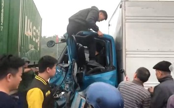 Va chạm với xe đầu kéo, tài xế quê Hải Dương bị mắc kẹt trong cabin, gãy chân phải
