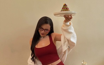 Sĩ Thanh diện đồ bó sát khoe thân hình 'đồng hồ cát' hút mắt khán giả