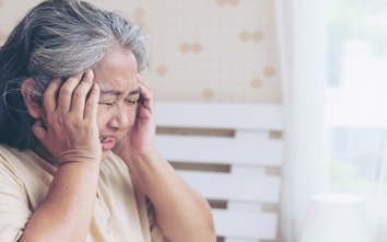 Con dâu đòi ly hôn vì chuyện chăm mẹ chồng bệnh, tôi lặng người xót xa