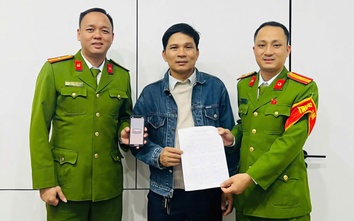 Tài khoản bất ngờ nhận số tiền lớn, người đàn ông đến bàn giao cho công an trong đêm 