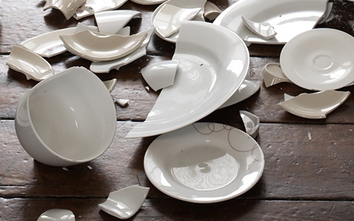 Vỡ cốc chén và điềm báo trong quan niệm của người Việt và các nước trên thế giới