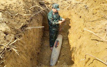 Trục vớt, tiêu hủy quả bom 250kg sót lại sau chiến tranh trên sông Lam
