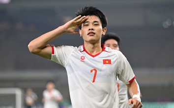 Đình Bắc ngoài sân cỏ: Gu ăn mặc tối giản nhưng vẫn toát lên vẻ nam tính cuốn hút