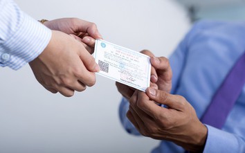 Tin sáng 18/10: Tất cả người dân có thẻ Bảo hiểm y tế trên cả nước chú ý thông báo mới; Truy nã người đàn ông vừa dùng điện thoại vừa lái xe, gây tai nạn chết người