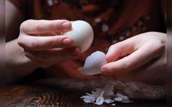 Luộc trứng cho muối hay giấm vào nước: Mẹo nào giúp róc vỏ, lòng đỏ không bị thâm?