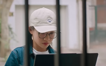 Thành cùng chú chó Coddy phát hiện ra điều kì bí về cô nàng hàng xóm