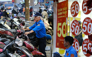 Cảnh tượng khó tin tại nhiều cửa hàng thời trang ở Hà Nội lúc 23h đêm 26 Tết