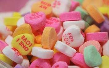 Kẹo trái tim – Từ viên thuốc ngậm đến biểu tượng Valentine của nước Mỹ