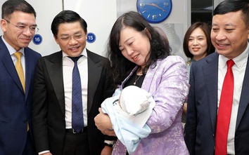 Bộ trưởng Bộ Y tế Đào Hồng Lan thăm, động viên y bác sĩ trực Tết, chúc mừng công dân nhí chào đời đêm Giao thừa