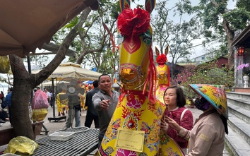 Chi nửa triệu đồng mua ngựa giấy đốt cầu may tại Đền Chợ Củi