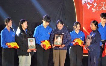 Xúc động khoảnh khắc 'đoàn viên' của gia đình liệt sĩ