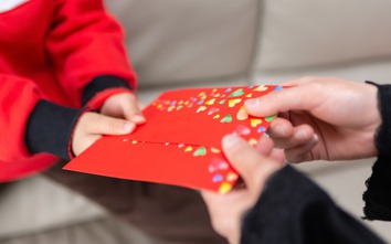 Xôn xao vụ bé trai kiên quyết không nộp tiền lì xì: Cha mẹ có quyền 'tịch thu' hay chỉ là người giữ hộ?