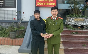 Đang đi trên đường, nam thanh niên bất ngờ nhặt được gần 30 viên đạn