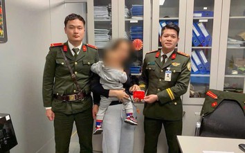 Nữ hành khách thất lạc nhiều nhẫn vàng tại sân bay xúc động nhận lại tài sản