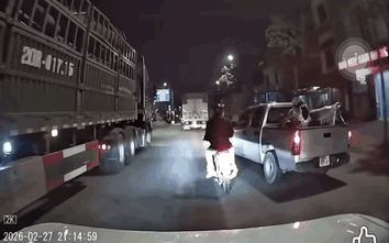 Ô tô bán tải tạt đầu xe máy khiến 3 người suýt lao vào gầm xe tải: Tài xế đối diện hình phạt cực nặng?