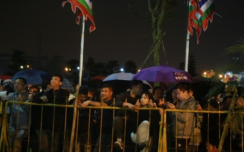 Hàng nghìn người đội mưa đêm chờ khai ấn Đền Trần Nam Định 2026