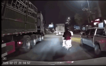 Hà Nội: Công an làm việc với tài xế, dựng lại hiện trường vụ xe bán tải tạt đầu xe máy khiến 3 người ngã xuống đường