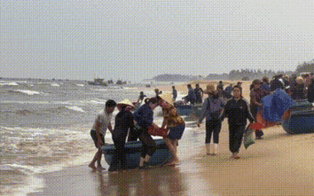 Bình minh ở chợ cá bên chân sóng