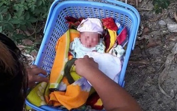 Bé trai bị bỏ rơi lúc rạng sáng kèm lời nhắn xin nuôi giúp