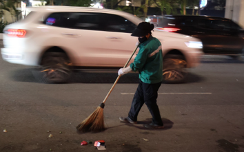 Những tiếng chổi tre thầm lặng khi thành phố chìm vào giấc ngủ