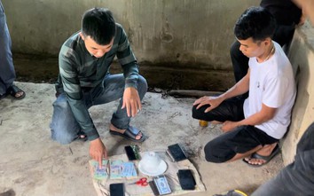 Rủ nhau lên nhà hoang trên núi đánh bạc