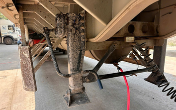 Cải biến xe đầu kéo để vận chuyển trái phép dầu diesel qua biên giới