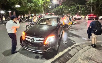 Hà Nội: Xe ô tô Mercedes gây tai nạn liên hoàn trong khu đô thị 
