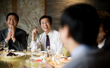 Gặp lại đồng nghiệp cũ, tôi ngỡ ngàng khi biết cái giá phía sau chức giám đốc