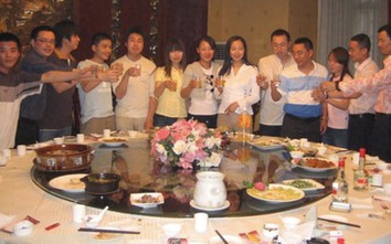 Họp lớp rôm rả, đến khi trả tiền thì 'mỗi người một lý do'