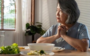 Mẹ trao 2 căn nhà cho con ruột, để lại cho con nuôi 1 thùng táo: Sự thật phía sau khiến tất cả lặng người